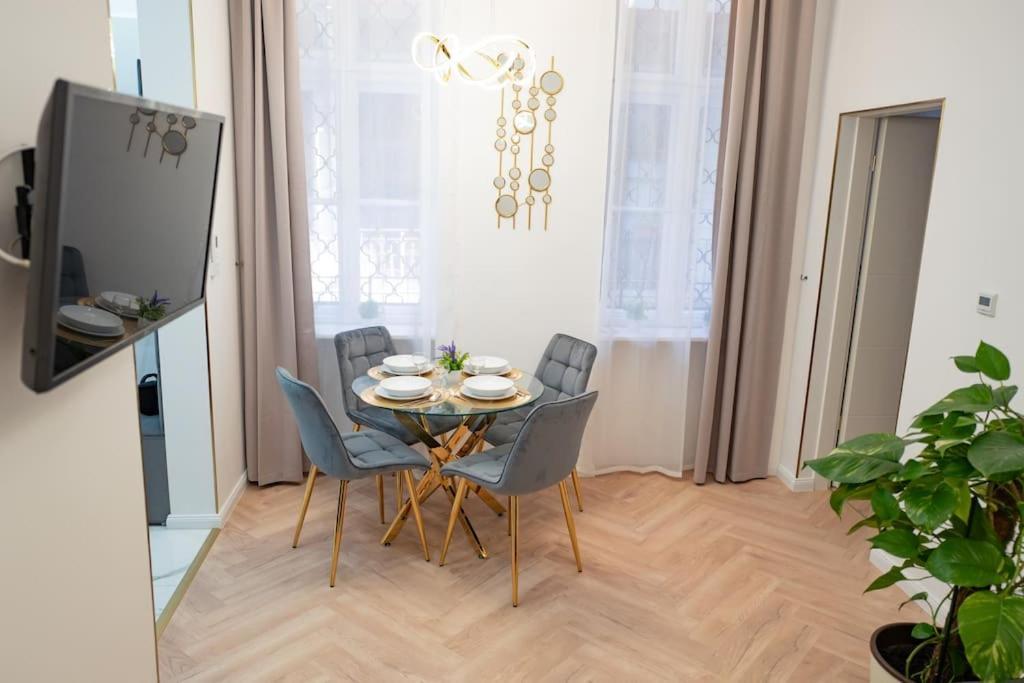 Gold'n Marble Apartment *