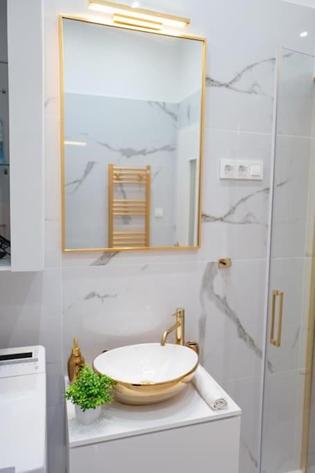 Gold'n Marble Apartment *