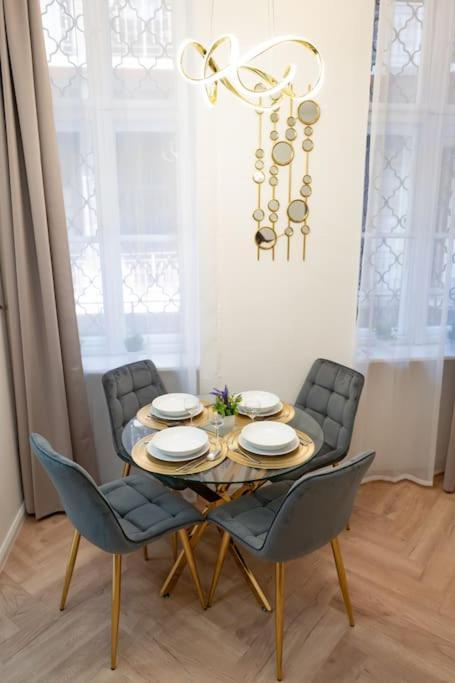 Gold'n Marble Apartment *