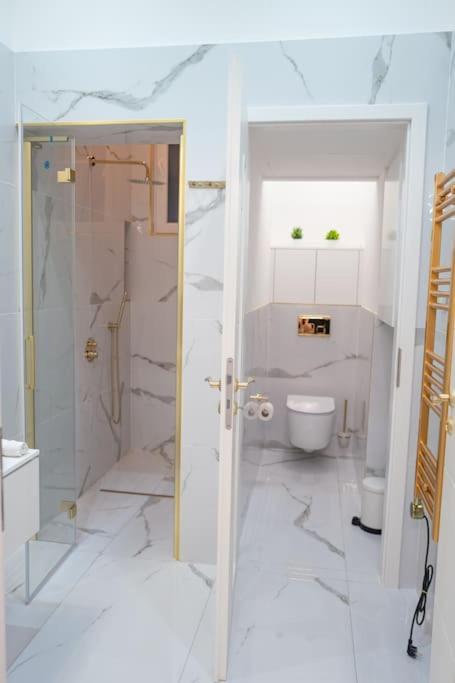 Gold'n Marble Apartment
