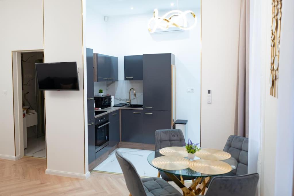 Gold'n Marble Apartment